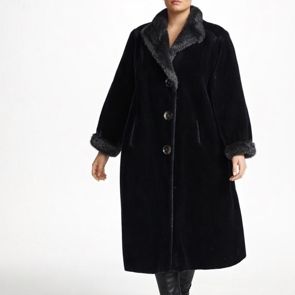 Gallery Vintage PLUS Made in USA Genuine Fur Trim Black Long Velvety Coat Sz 14‎